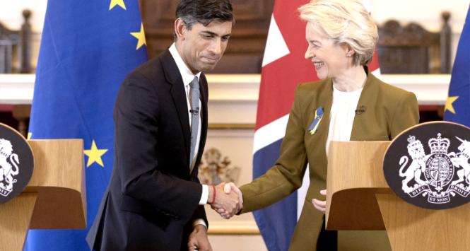 Brytyjski premier Rishi Sunak i szefowa Komisji Europejskiej Ursula von der Leyen. 27 lutego 2023 r.