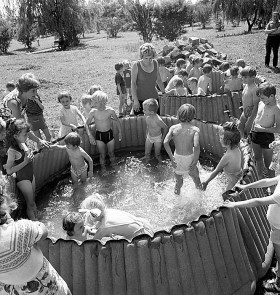 Radość w upalne dni. Przedszkole w Sokołowie. 1970.