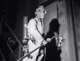 Pracownik pierwszej francuskiej elektrowni jądrowej w Marcoule, 1954 r.