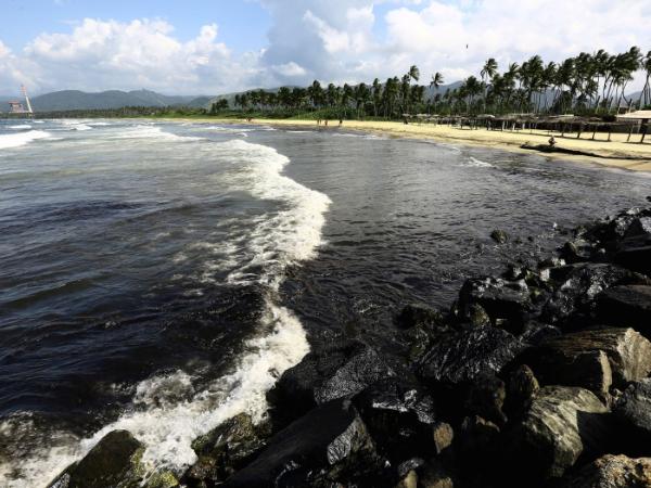 Wyciek ropy na plaży w pobliżu rafinerii El Palito należącej do wenezuelskiej państwowej spółki naftowej PDVSA w Boca de Aroa. Wenezuela, sierpień 2024 r.