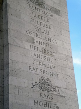 ...skąd mógł zobaczyć nazwy polskich miast wyryte na jednej ze ścian słynnej budowli na pamiątkę napoleońskich kampanii.