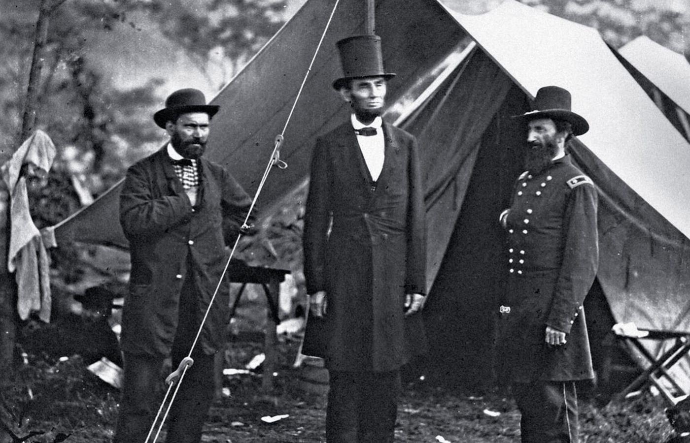 Prezydent Abraham Lincoln z Allanem Pinkertonem i gen. Johnem Alexandrem McClernandem w Antietam w stanie Maryland, 1862 r.