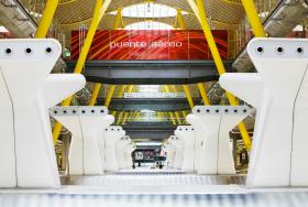 Madryt – Terminal 4, lotnisko Barajas. „Madryt jest miastem entuzjastycznie witającym nowoczesne projekty architektoniczne” – podsumował Richard Rogers, projektant odpowiedzialny za odświeżenie Terminala 4 (T4) na lotnisku Barajas w Madrycie. W 2007 r. architekt otrzymał za ten projekt prestiżową Nagrodę Pritzkera. Pomysł polegał na tym, żeby dwa budynki o powierzchni 760 tys. m kw. połączyć podziemną kolejką automatyczną. T4 to zatem jeden z największych, najbardziej spektakularnych i najnowocześniejszych terminali lotniczych na świecie. Każdego roku obsługuje 50 mln pasażerów – zachwycając bez reszty każdego z osobna.