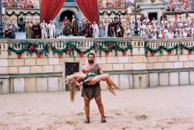 Obraz świata w „Quo vadis” (kadr z filmu Jerzego Kawalerowicza) jest do bólu schematyczny i pozbawiony półcieni. Zepsute, dekadenckie imperium, które nie wierzy już w swoich bogów, kontra nowa wiara.