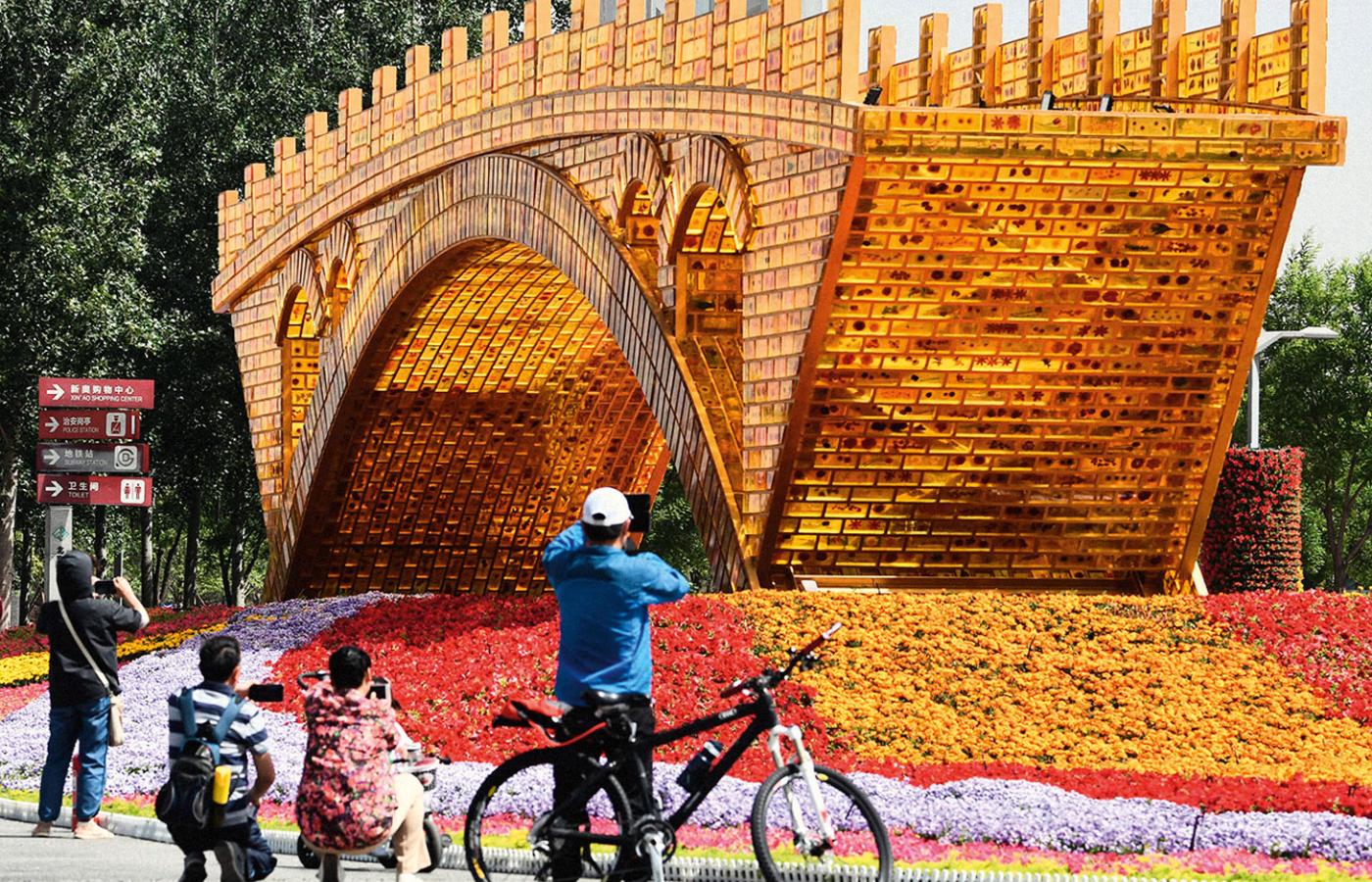 Dekoracyjny most zbudowany dla uświetnienia międzynarodowego Forum Pasa i Drogi zorganizowanego dla promowania inicjatywy prezydenta Xi Jinpinga, Pekin, maj 2017 r.