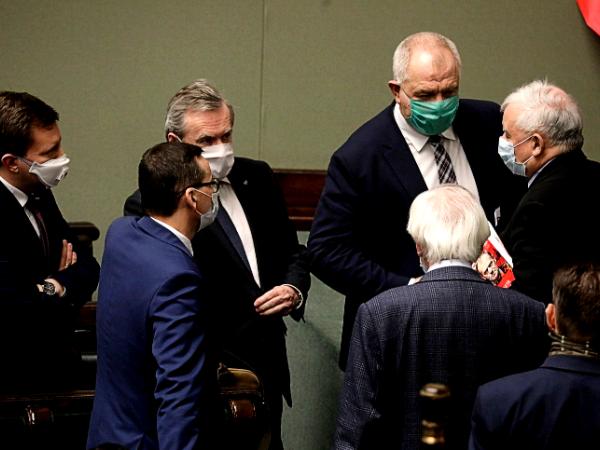 Politycy PiS w Sejmie podczas debaty na temat ustawy wprowadzającej głosowanie korespondencyjne