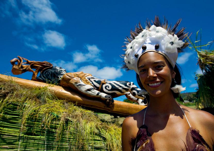 Podczas corocznego festiwalu Tapati mieszkańcy biorą udział w zawodach sportowych, przedstawieniach teatralnych i konkursach piękności.