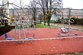 W ramach tego projektu przygotowano teren, położono bezpieczną dla korzystających nawierzchnię z tworzyw sztucznych. Zamontowano metalowe i drewniane urządzenia na placu zabaw i w siłowni zewnętrznej. Dodano ławki i stojaki na rowery. Obok znajdują się stoły do gry w szachy i chińczyka.