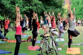 Majówka z jogą? Dlaczego nie. Szkoły jogi nie narzekają na brak chętnych.