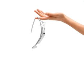 Google Glass to mikrokomputer z kamerą, mikrofonem i wyświetlaczem dla prawego oka.