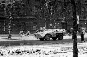Transporter opancerzony UNPROFOR na ulicy Sarajewa, 1992 r.