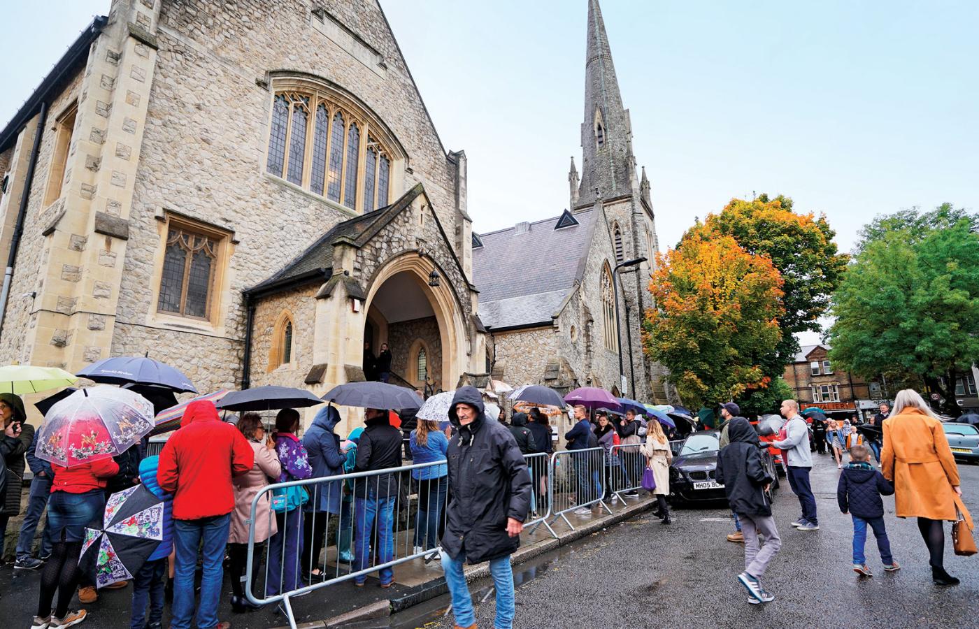 Wybory parlamentarne 2019 r. Polacy w kolejce do lokalu wyborczego przy parafii pod wezwaniem NMP Matki Kościoła na Ealingu w Londynie.
