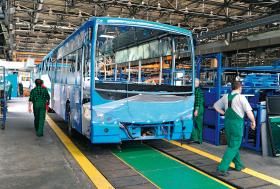 Fabryka Autosan w Sanoku. Ostatnio wytwarzała 100-150 sztuk rocznie, a to za mało, żeby utrzymać zakład zatrudniający pół tysiąca osób.