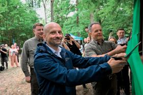 Były wiceminister klimatu i środowiska, główny konserwator przyrody Mikołaj Dorożała i zastępca dyrektora regionalnego Lasów Państwowych we Wrocławiu Robert Szlachetka podczas „otwarcia” lasu społecznego.