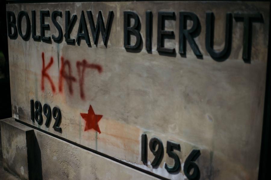 Sąd warunkowo umorzył sprawę o znieważenie w 2016 r. nagrobku Bolesława Bieruta. Czy to koniec tradycji szanowania grobów?