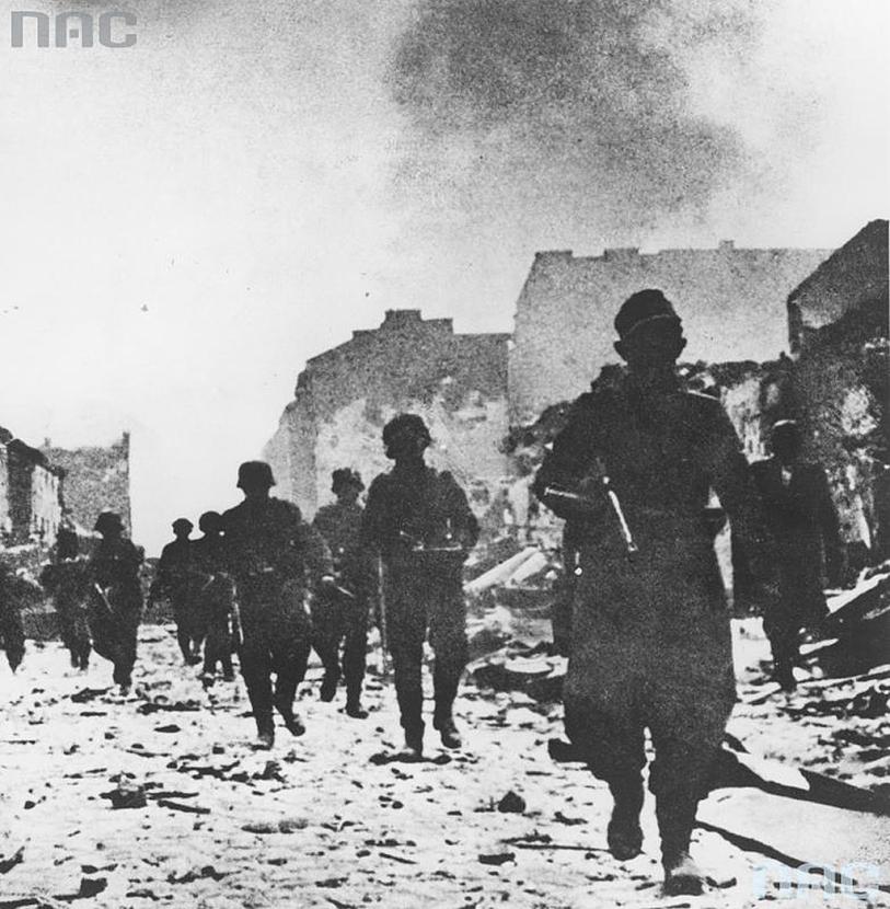 Od początku sierpnia Niemcy podejmują systematyczne i bezwzględne uderzenie od zachodu. Po rzezi kilkudziesięciu tysięcy mieszkańców na Woli atakują Starówkę.