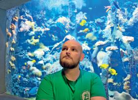 Grzegorz Czarnecki jest pracownikiem sekcji akwarium w warszawskim zoo.
