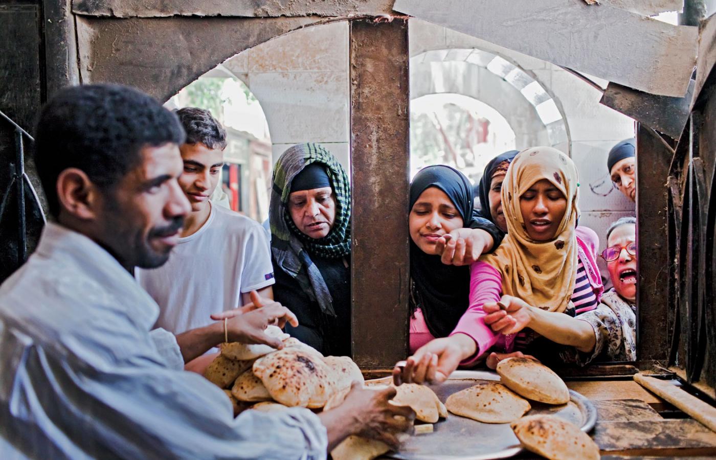 27 proc. Egipcjan żyje poniżej granicy ubóstwa, odebranie choćby części subsydiowanego przez państwo chleba może spowodować społeczny wybuch.