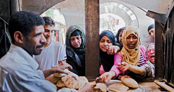 27 proc. Egipcjan żyje poniżej granicy ubóstwa, odebranie choćby części subsydiowanego przez państwo chleba może spowodować społeczny wybuch.