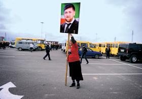 Budując państwo wyznaniowe Kadyrow rzeczywiście  zyskał sobie szacunek bardzo religijnych Czeczenów.