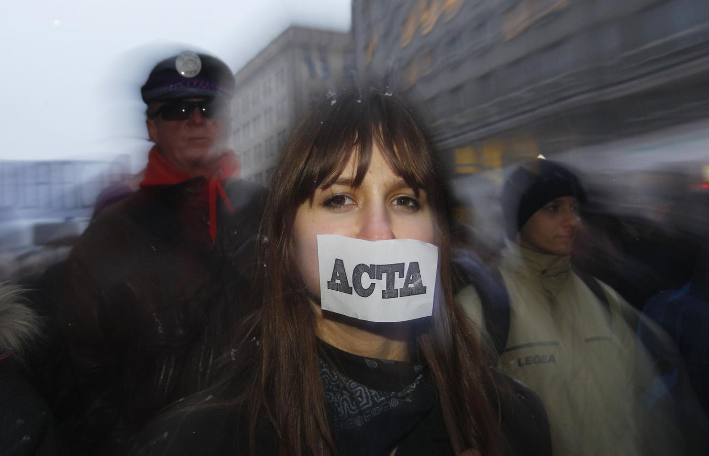 Na proteście przeciw ACTA przed biurem Parlamentu Europejskiego w Warszawie 24 stycznia 2012 r.