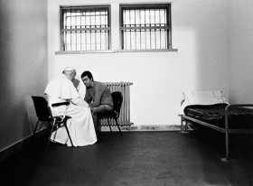 Zdjęcie papieża Jana Pawła II pochylonego ku swemu niedoszłemu zabójcy obiegło świat.
