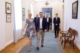 Para prezydencka w drodze na spotkanie. Bez foliaków na obuwiu...