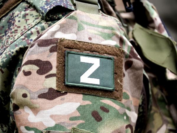 Litera „Z” na mundurze jednego z rosyjskich żołnierzy