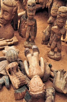 Drewniane leleczki voodoo- to one narobiły tej religii złej opinii.