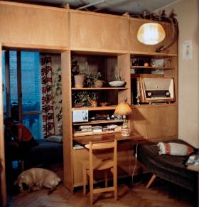 Codzienność z tzw. meblościanką, na blacie lampka z butelki po zachodnim trunku, Warszawa, 1968 r.