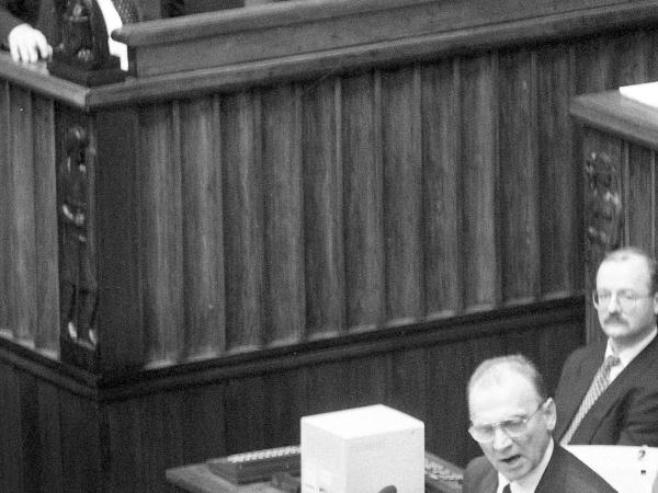 Andrzej Milczanowski występuje w Sejmie, Józef Oleksy słucha (pierwszy z lewej), 21 grudnia 1995 r.
