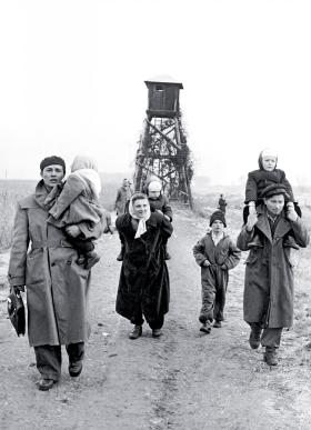 Węgierscy uchodźcy w drodze do Austrii, 1956 r.