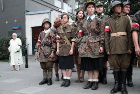 „Prawidłowość jest taka, że po historię sięgają ci, którzy w realiach systemu są słabsi”.