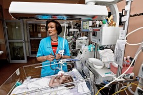 Prof. dr hab. n. med. Anna Dobrzańska kieruje zorganizowaną przez siebie Kliniką Neonatologii, Patologii i Intensywnej Terapii Noworodka w Centrum Zdrowia Dziecka w Warszawie.