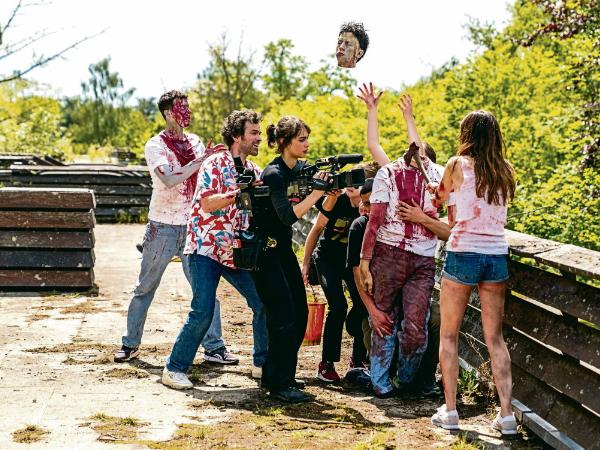 Kadr z filmu „Cięcie” (Coupez!)