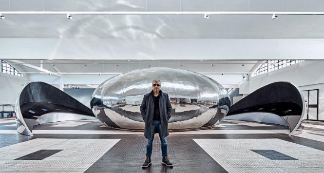 Dworzec Morski z 1933 r. zrewitalizowano wzorowo – tutaj udało się połączyć nowe ze starym i nie zepsuć wysokiej klasy obiektu z międzywojnia – mówi Konieczny. Wrażenie zrobiła na architekcie nowoczesna ekspozycja mieszczącego się tam Muzeum Emigracji.