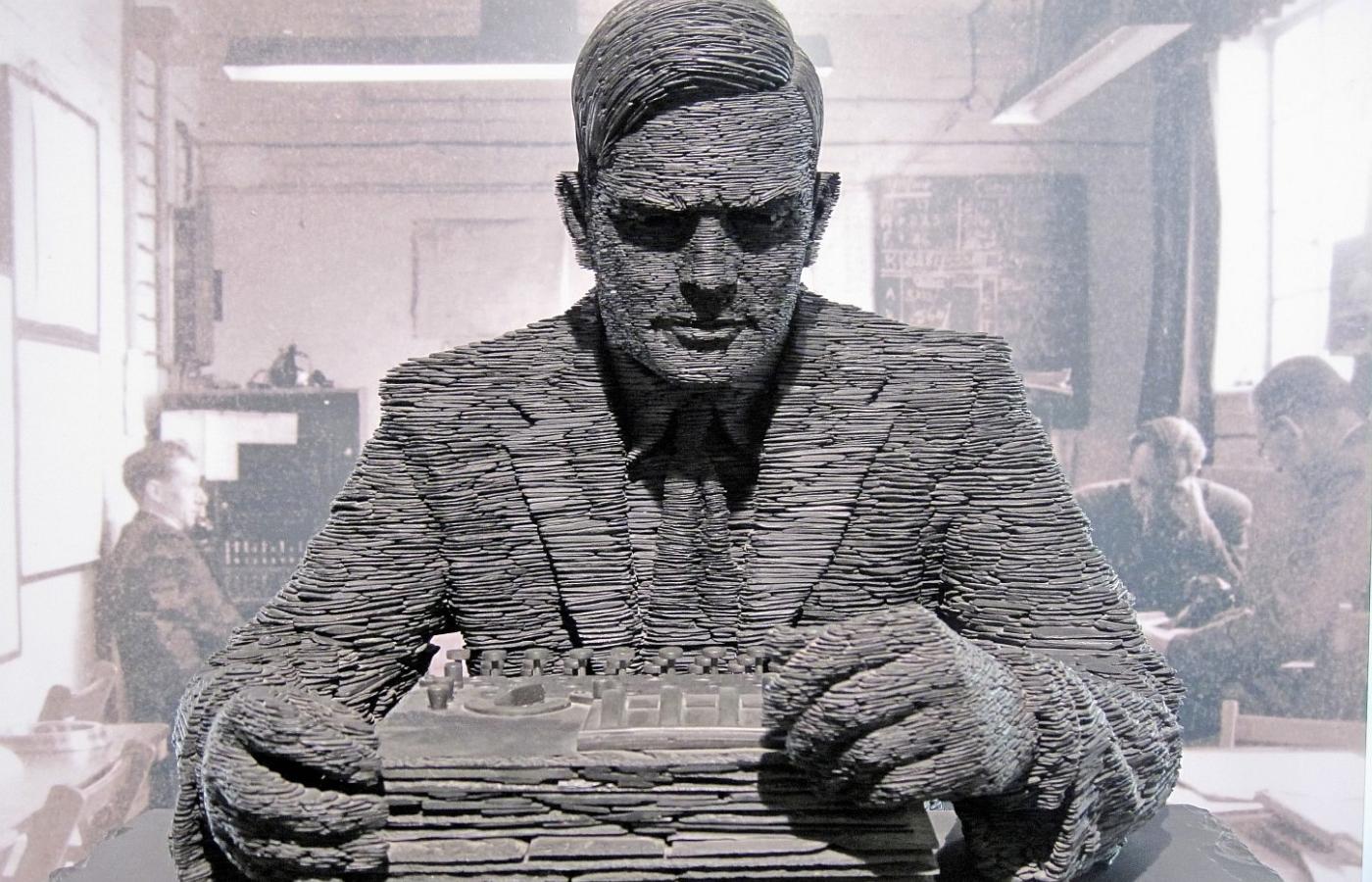Rzeźba w centrum kryptologicznym Bletchley Park, przedstawiająca Alana Turinga.