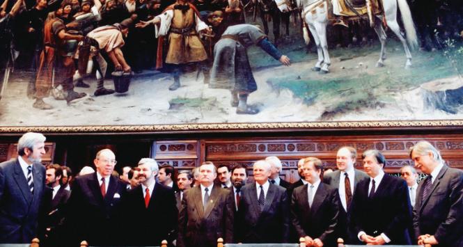 Założyciele Trójkąta Wyszehradzkiego w budynku parlamentu w Budapeszcie, 15 lutego 1991 r. Nad zebranymi widoczny fragment obrazu „Objęcie ojczystej ziemi” Mihalya Munkacsyego.