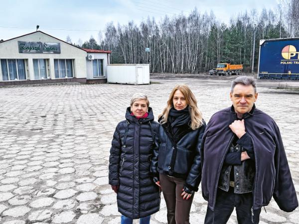 Kiedyś na parkingu i na szosie było pełno tirów – wspominają lokalni przedsiębiorcy. Od lewej: Aneta Hrybińska z agencji celnej w Kuźnicy Białostockiej, Katarzyna i Grzegorz Sosińscy, właściciele zajazdu Sosna w Kruklankach