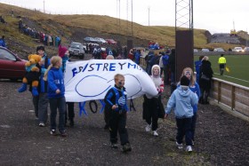 Runda honorowa dookoła boiska piłkarskiego w Streymnes.