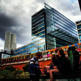 W okolicach Dworca Zoo bezdomni chłopcy prostytuują się, biorą narkotyki.