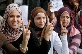 Na placu Tahrir protestowały wykształcone mieszkanki miast. Niepiśmienne Egipcjanki, których na wsiach jest nadal 47 proc., żyją w innym świecie.