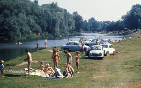 Niedziela, plaża nad Świdrem pod Warszawą, lata 80.