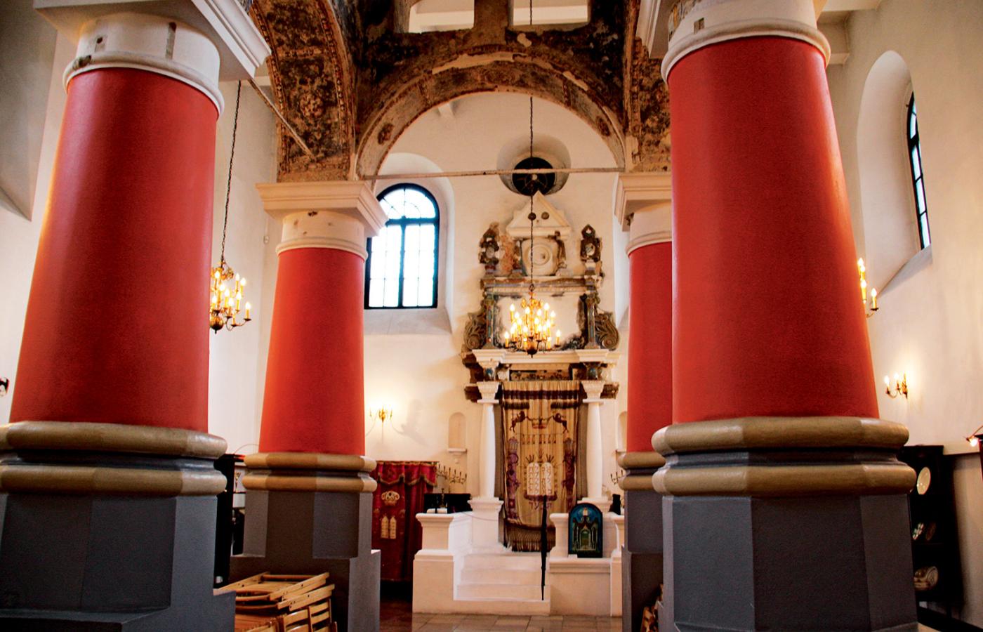 Wnętrze odremontowanej synagogi w Łęcznej.