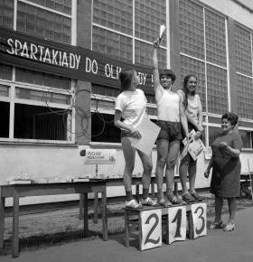 W zdrowym ciele zdrowy duch. Dzień sportu w warszawskiej szkole, 1972.