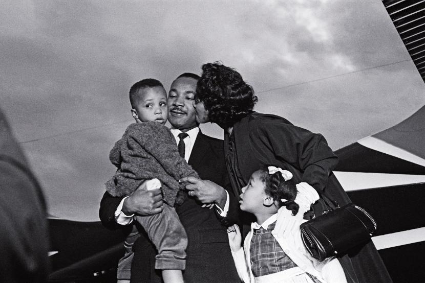 Z żoną Corettą i dziećmi po zwolnieniu z więzienia, na lotnisku w Chamblee w stanie Georgia, 27 października 1960 r.