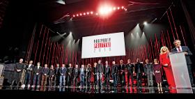 Wszyscy laureaci Paszportów 2015 na scenie Teatru Wielkiego.