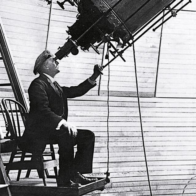 Percival Lowell w swoim obserwatorium w 1914 r. dopatrzył się na Czerwonej Planecie rzekomych oaz i osad.