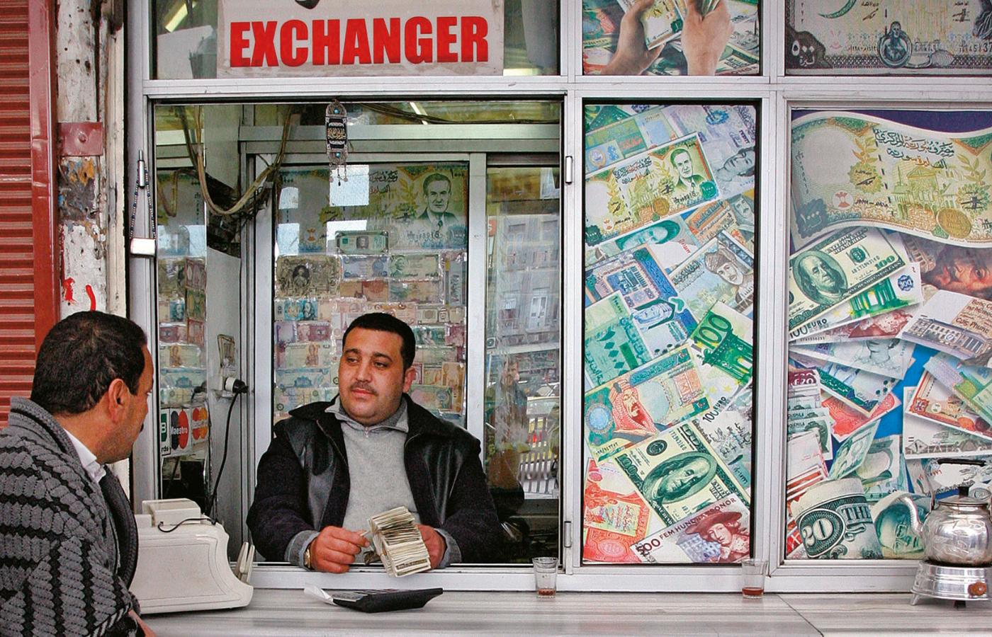 Wartość libańskiego funta w stosunku do dolara oficjalnie wciąż wynosi 1507 do jednego, ale na czarnym rynku osiąga ok. 30 tys., a wahania sięgają nawet jednej piątej w ciągu tygodnia.