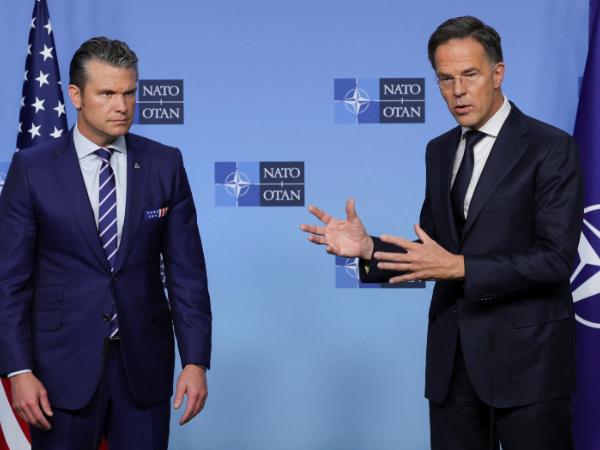 Spotkanie ministrów obrony krajów NATO w Brukseli. Na zdjęciu: amerykański sekretarz obrony Pete Hegseth oraz szef Sojuszu Północnoatlantyckiego Mark Rutte. 15 października 2025 r.